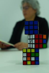 foto cubos conmigo al fondo