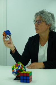 foto Sonia mirando cubo